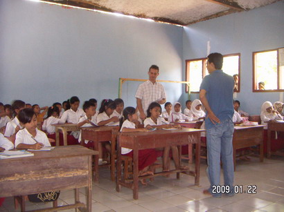 090122 Ilan and David teaching students